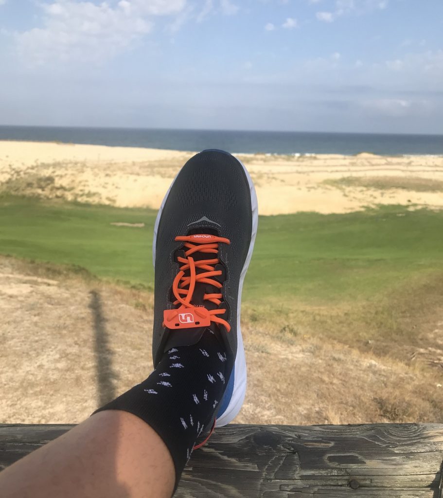Foto de la pare de zapato Hoka One One 2 con vista del mar

