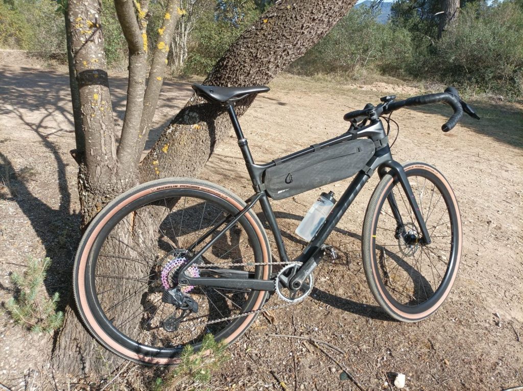 Bicicleta gravel con cubiertas michelin power adventure y con alforja